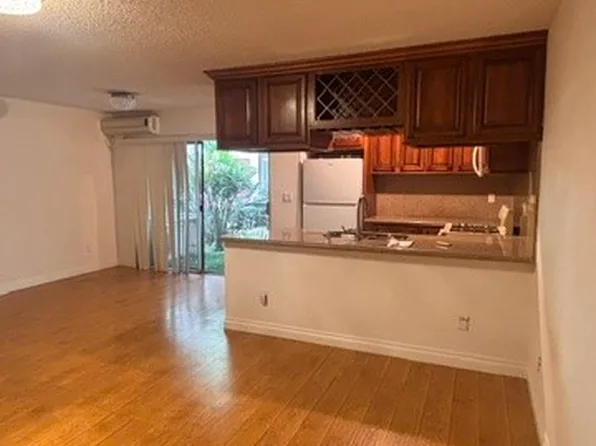 18530 Hatteras St Unit 102, Tarzana, CA 91356
