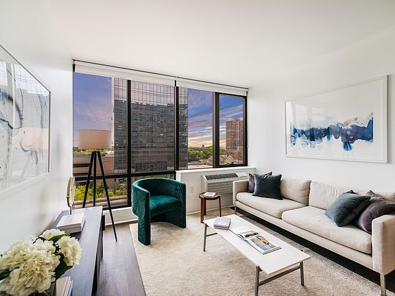 2nd image of 2030 Hudson St #4939357