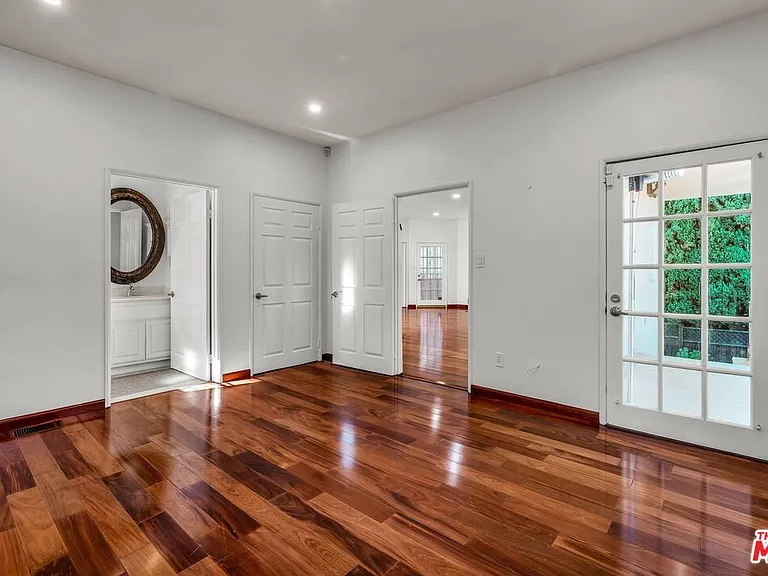 10810 Rochester Ave — Photo 30