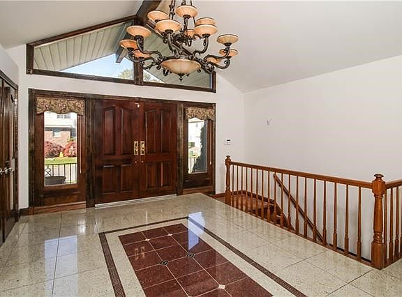 Large and inviting entry foyer