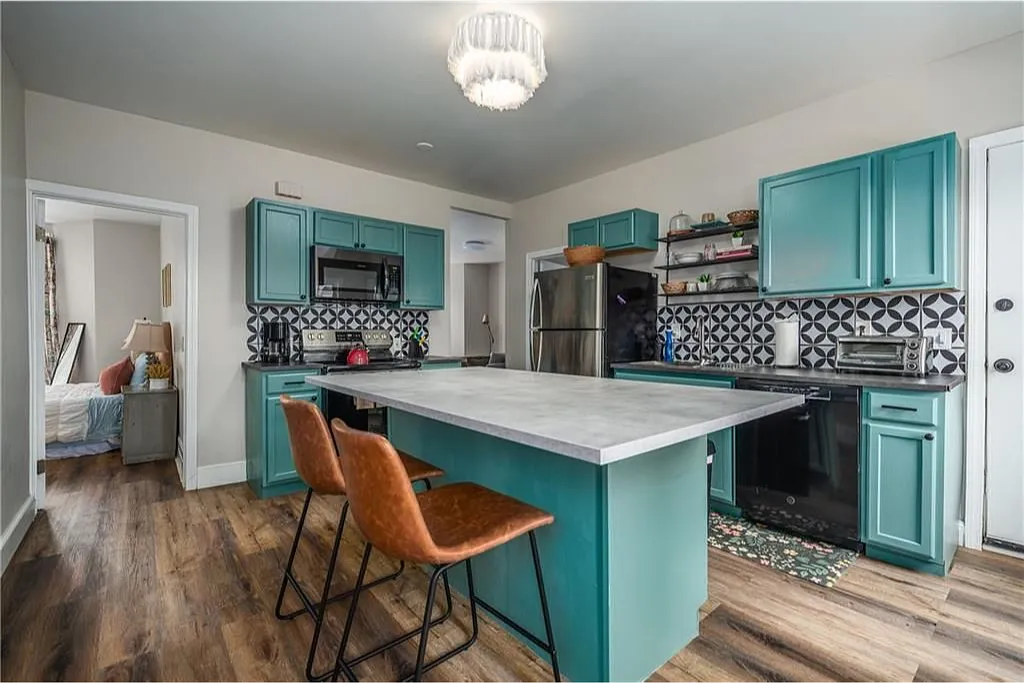 3 bed, 1000 sqft, $2,800 — Photo 2
