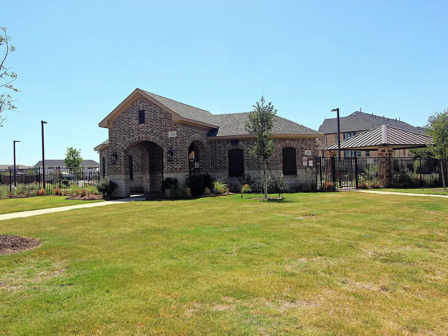 4255 Shavano Dr — Photo 2