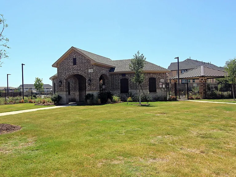 4255 Shavano Dr — Photo 2