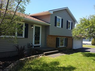 17 Fleetwood Dr, Rochester, NY 14609