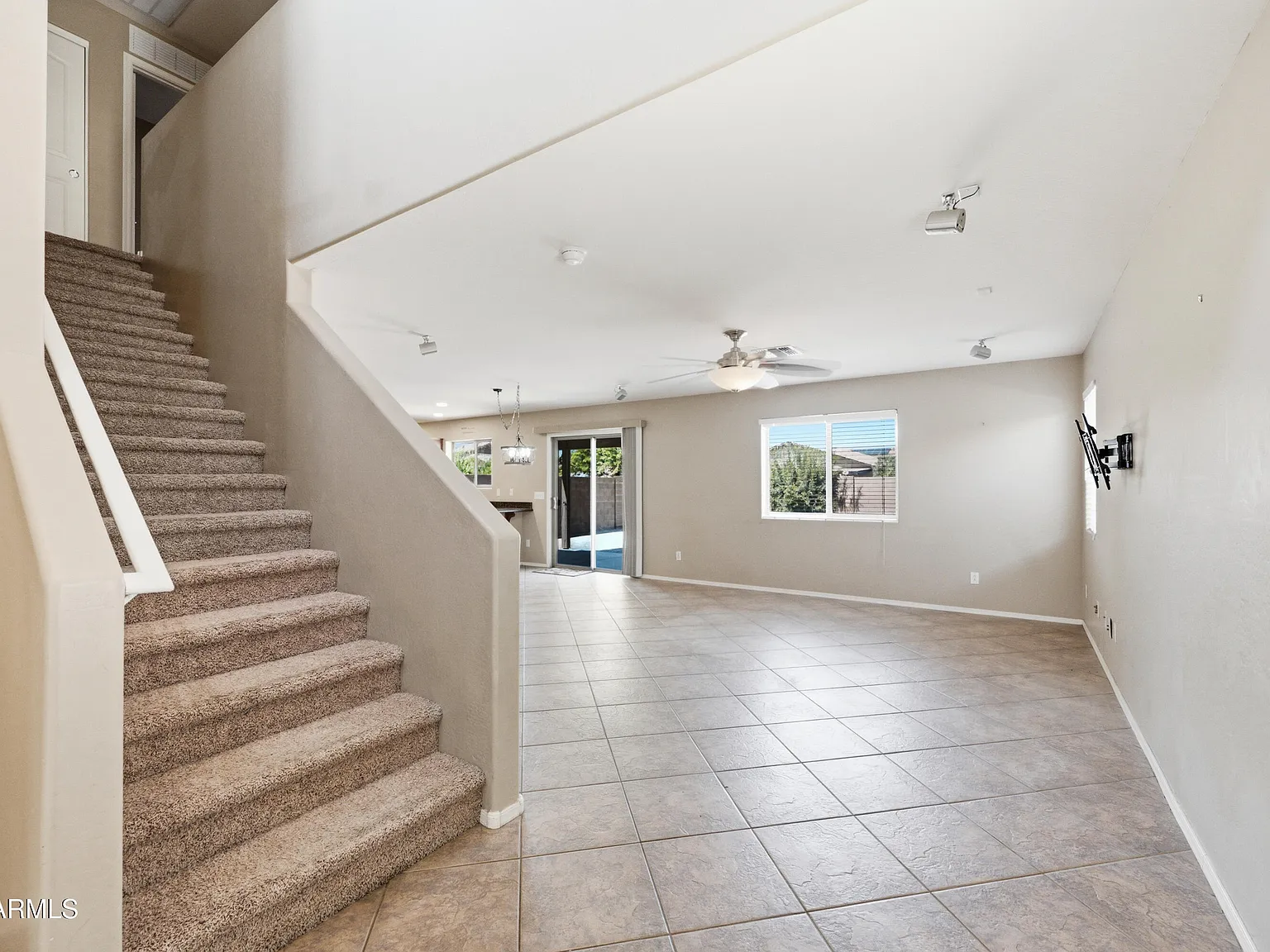 3 bed, 3.0 bath, 2058 sqft, $1,795 — Photo 2