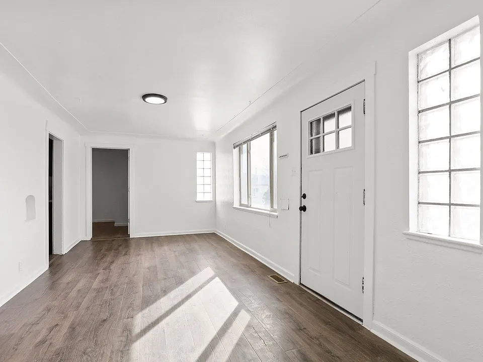 1, 2, and 3 Bed Townhome Style Homes Close to Sloan's Lake, Panorama Park!!