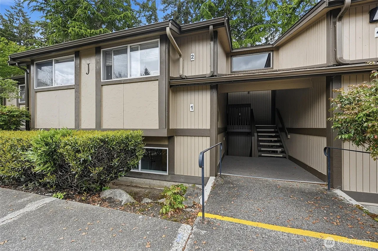 3 bed, 984 sqft, $1,100 — Photo 1