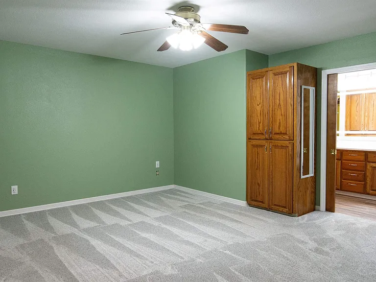 2811 Cromwell Ave — Photo 14