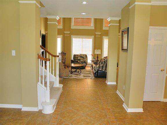 2nd image of 208 Trail Bend Ln