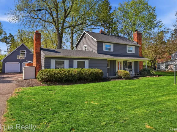 7441 Honeysuckle Rd, West Bloomfield, MI 48324