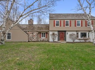 714 W McIntosh Ln, Mequon, WI 53092