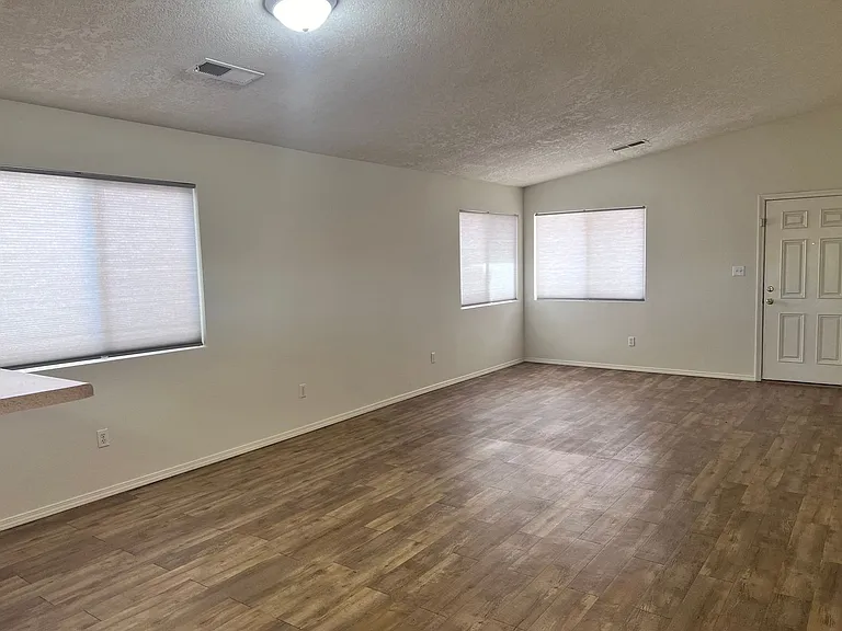 7101 Jet Rd NE — Photo 2