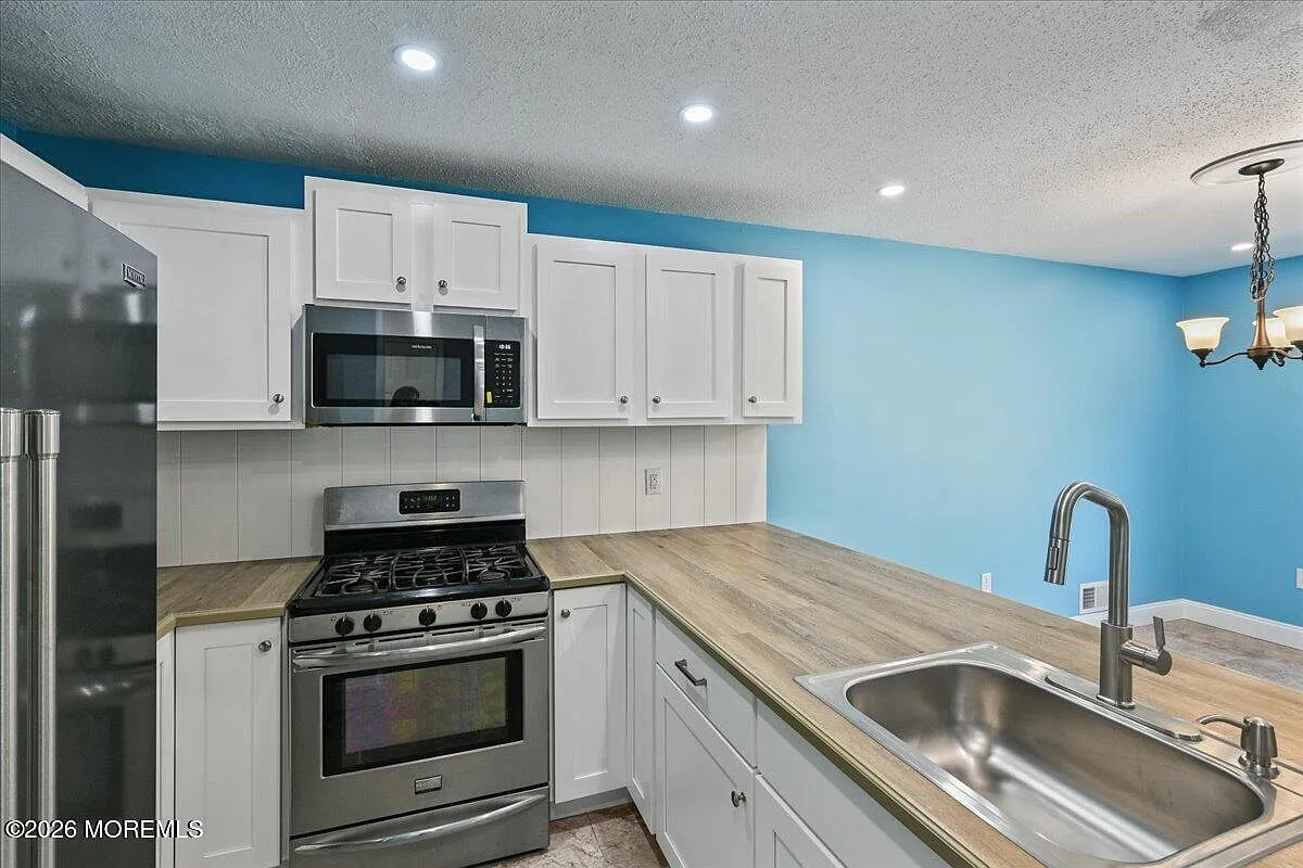 2 bed, 1.5 bath, 1296 sqft, $2,450 — Photo 2