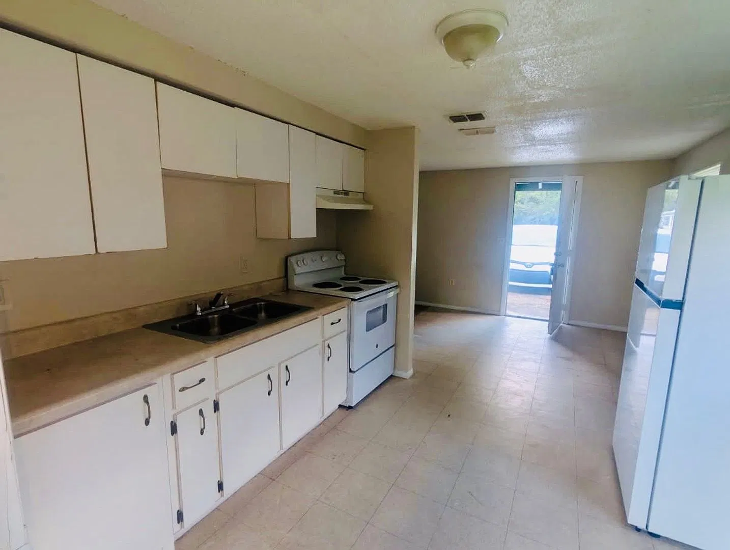 2 Bedroom 1 Bath Home For Rent at 7068 County Road #213 Wildwood, Fl. 34785. — Photo 3