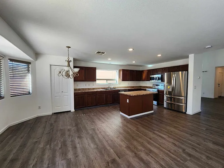 42065 W Hillman Dr — Photo 4