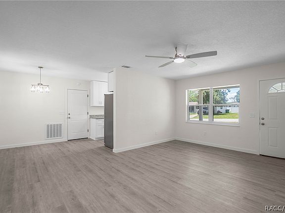 5th image of 415 Poplar St