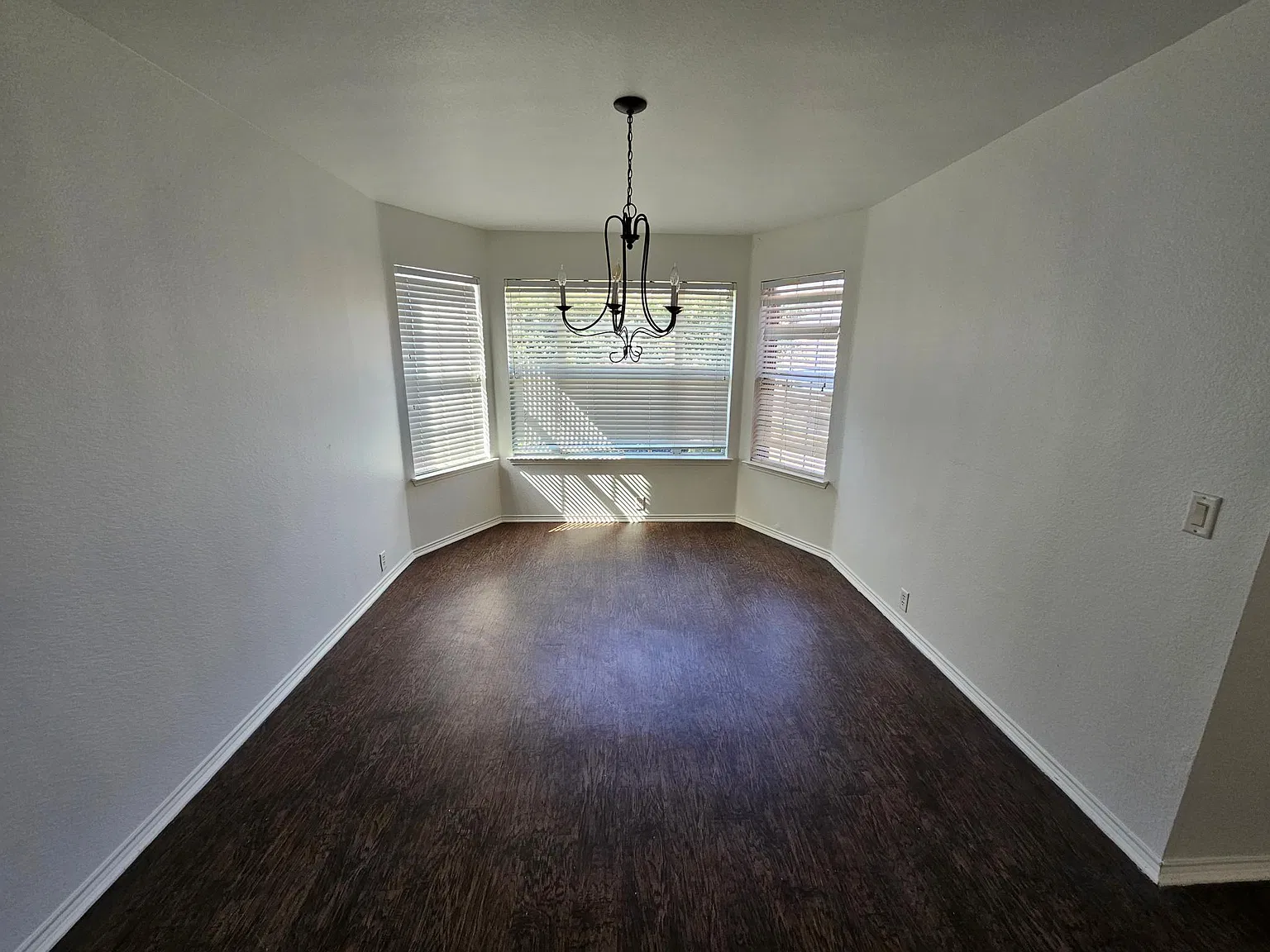 4 bed, 2.5 bath, 2674 sqft, $2,300 — Photo 4