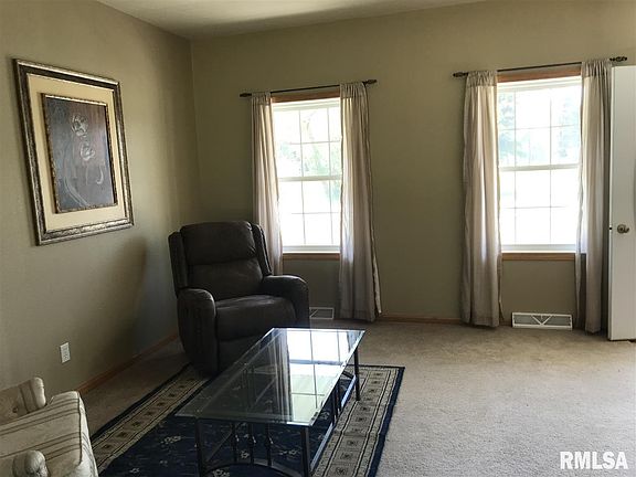 2nd image of 2 E Briarbrook Dr