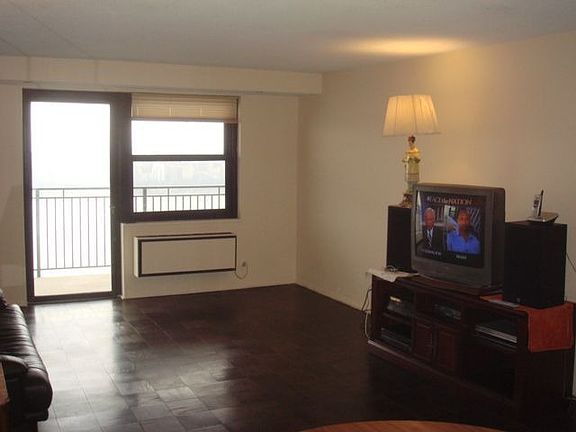 Living Room w/NYC View