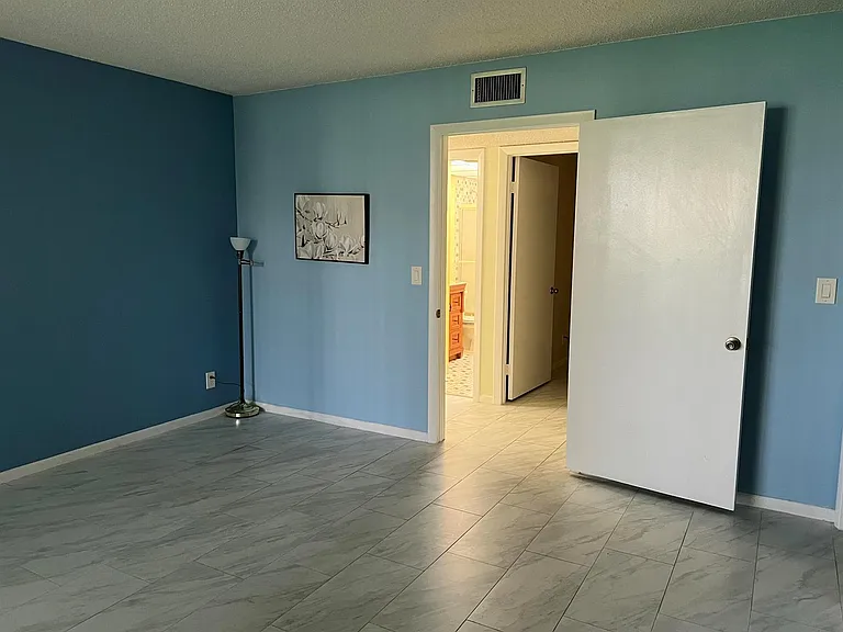 5220 Las Verdes Cir #101 — Photo 14