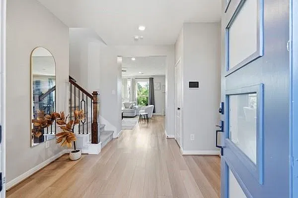 3 bed, 2.5 bath, 2400 sqft, $3,500 — Photo 3