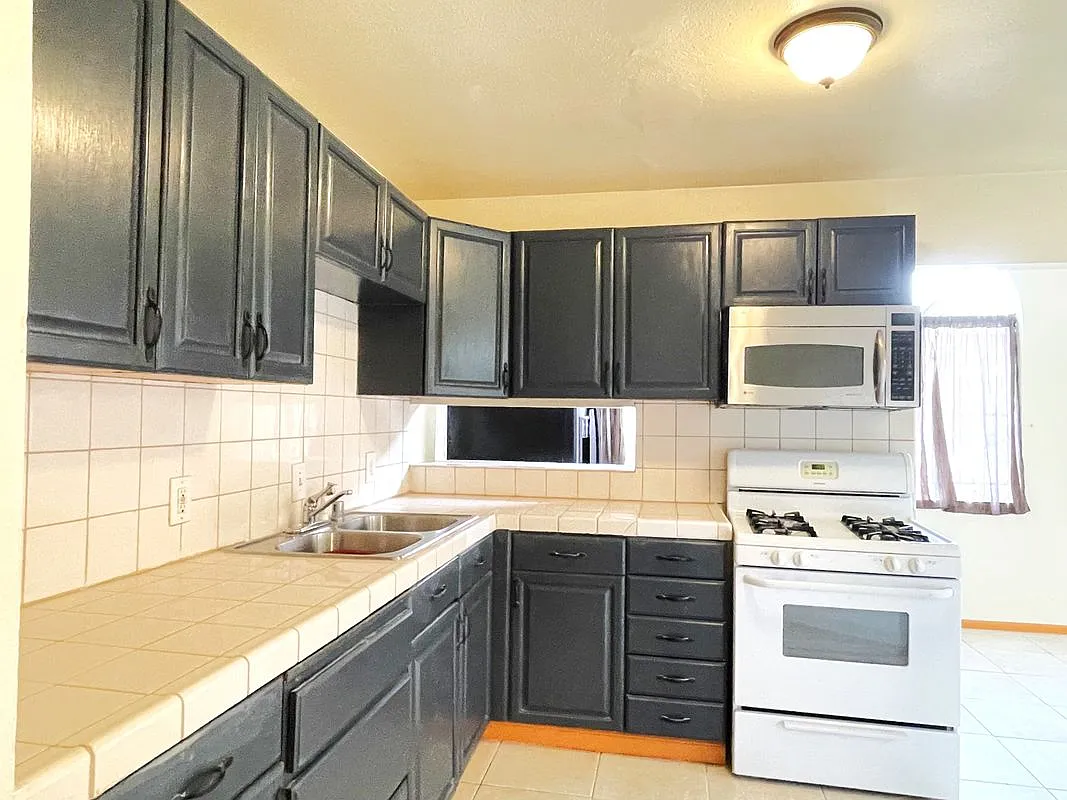 2 bed, 2.0 bath, 1200 sqft, $2,350 — Photo 3