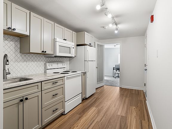 2nd image of 4611 Woodland Ave APT 1