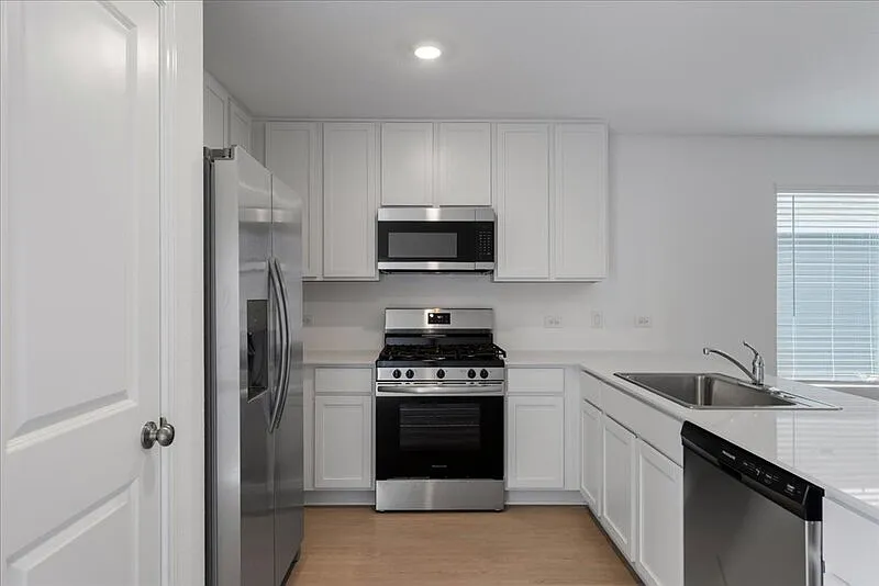 3 bed, 2.0 bath, 1411 sqft, $1,890 — Photo 4