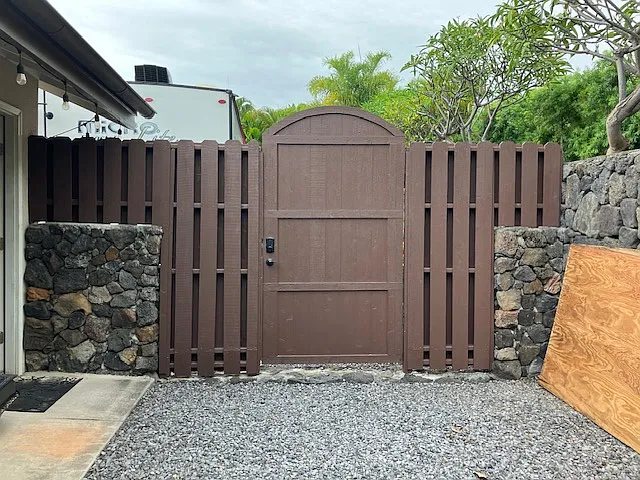 Side entry gate with electronic lock