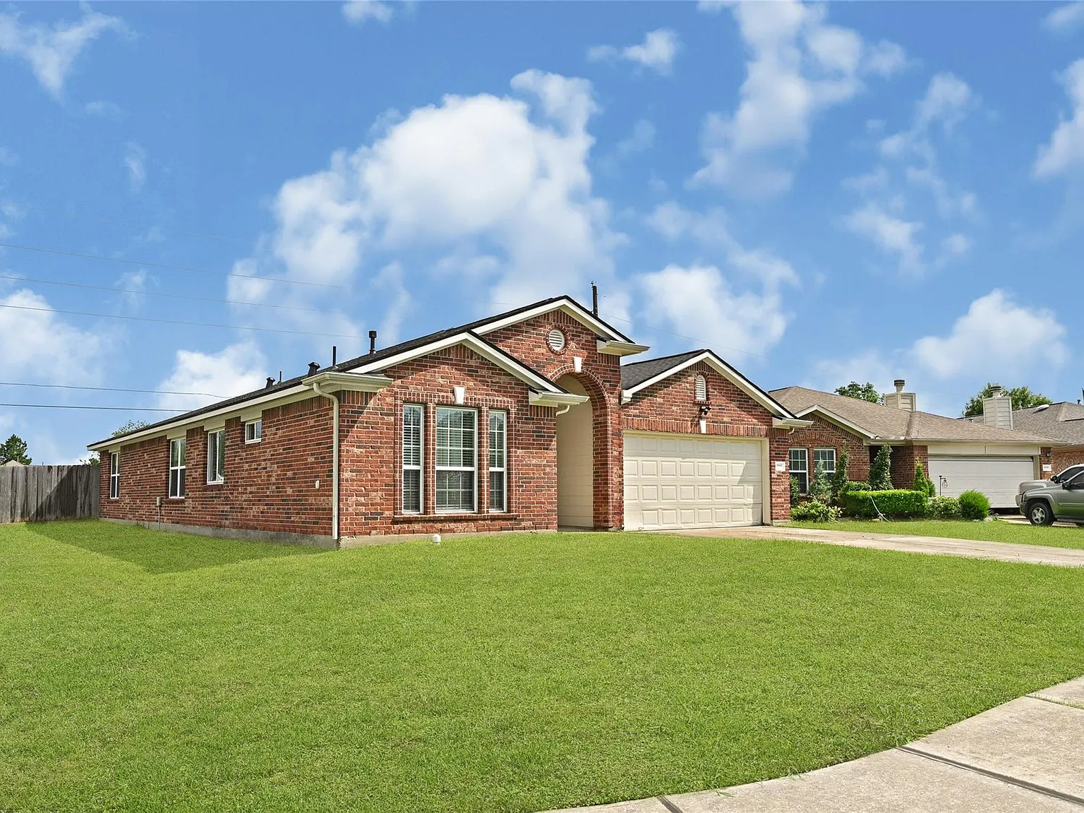 3 bed, 2.0 bath, 2027 sqft, $2,100 — Photo 2