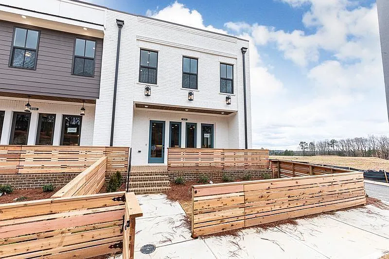 906 Farmstead Rd