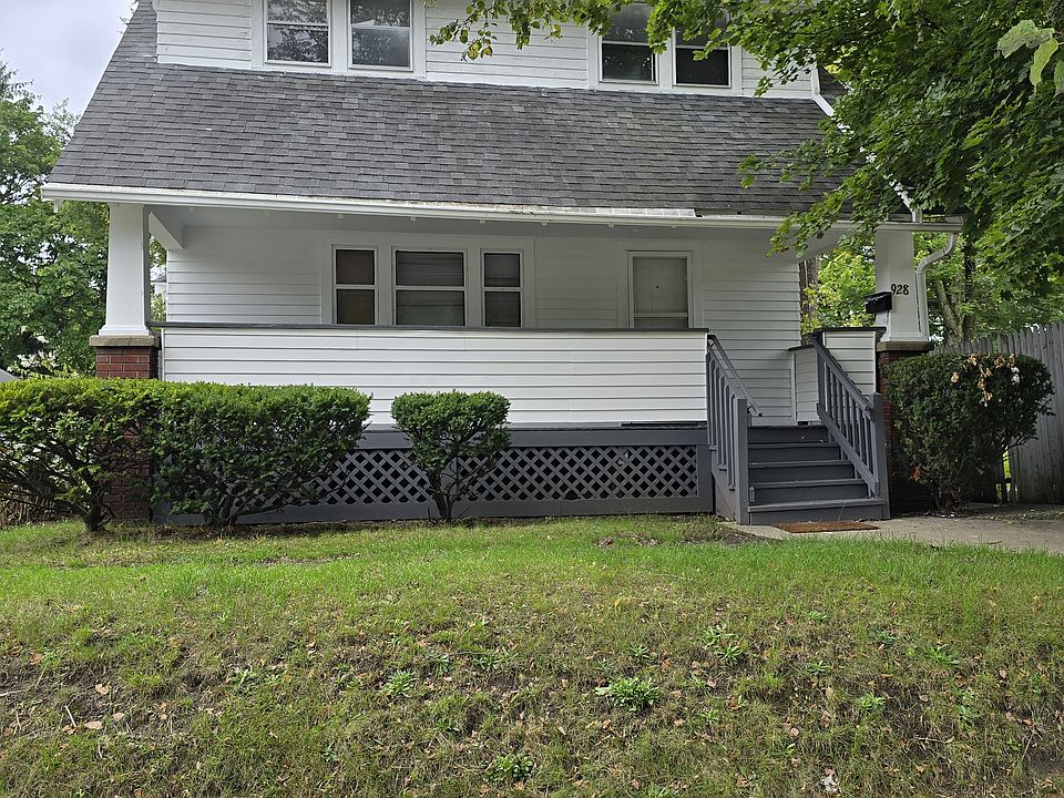 2nd image of 928 Delia Ave