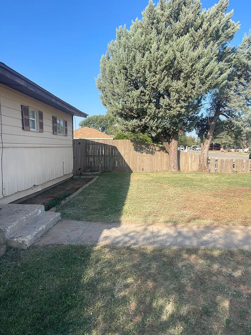 Move in Special! $200 off First Month! Adorable 2 Bedroom with 2 Car Garage Close to Hospitals an... — Photo 3