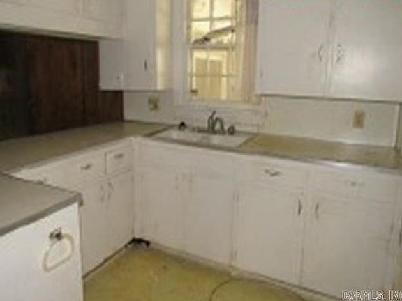 5th image of 140 Marvin St