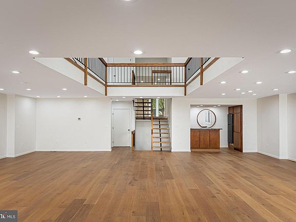 5th image of 903 Ivy Hill Rd