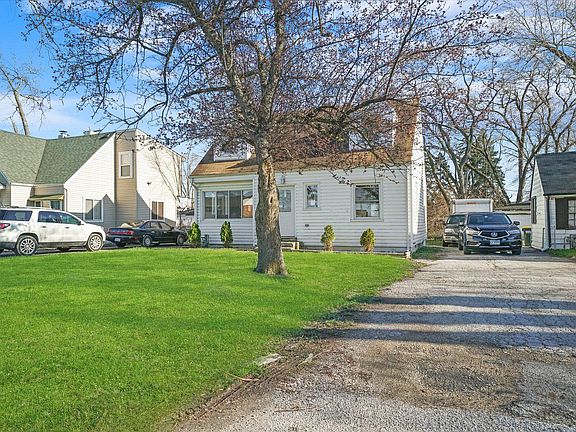 3rd image of 10413 W Palmer Ave