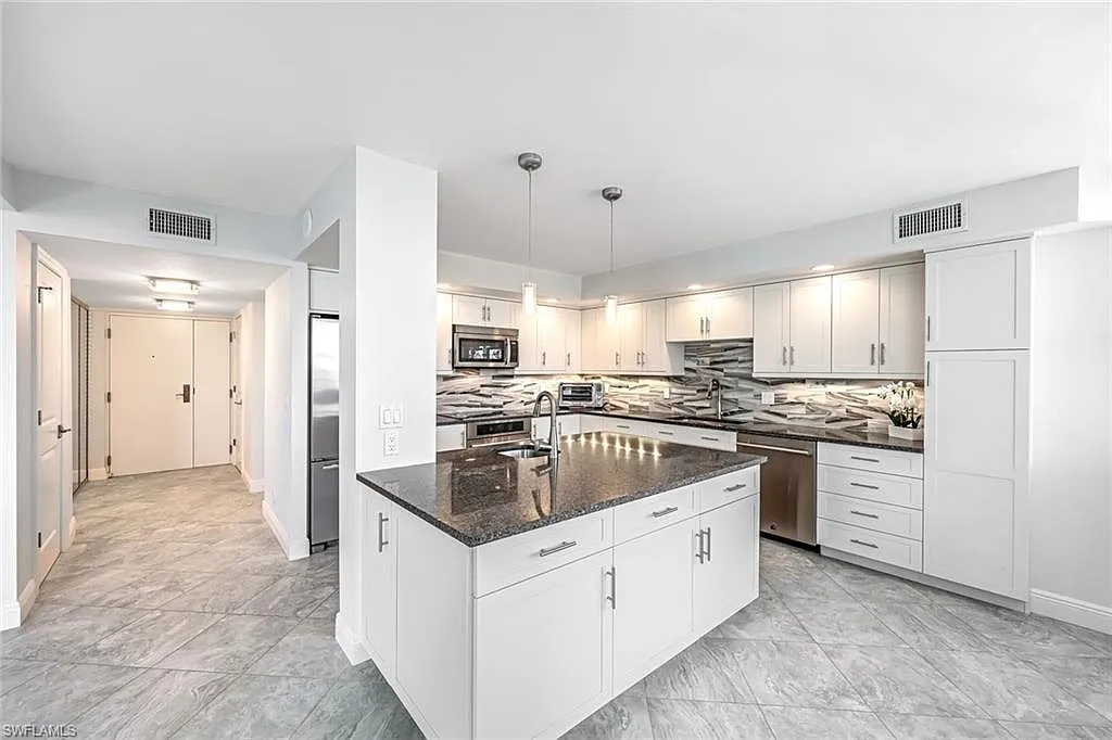2 bed, 2.5 bath, 2240 sqft, $20,000 — Photo 4