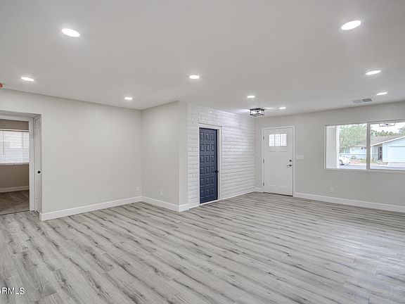 5th image of 1216 E Ivyglen St