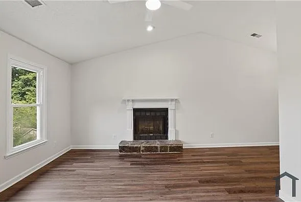 5 bed, 1900 sqft, $2,750 — Photo 3