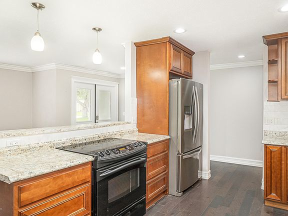 2nd image of 555 Gateway Dr