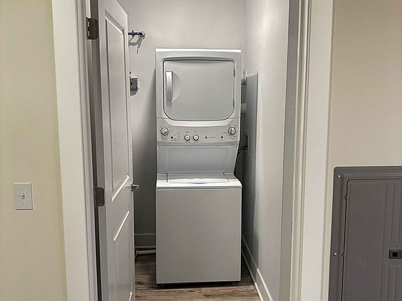 3rd image of 44 Courtlandt St #101