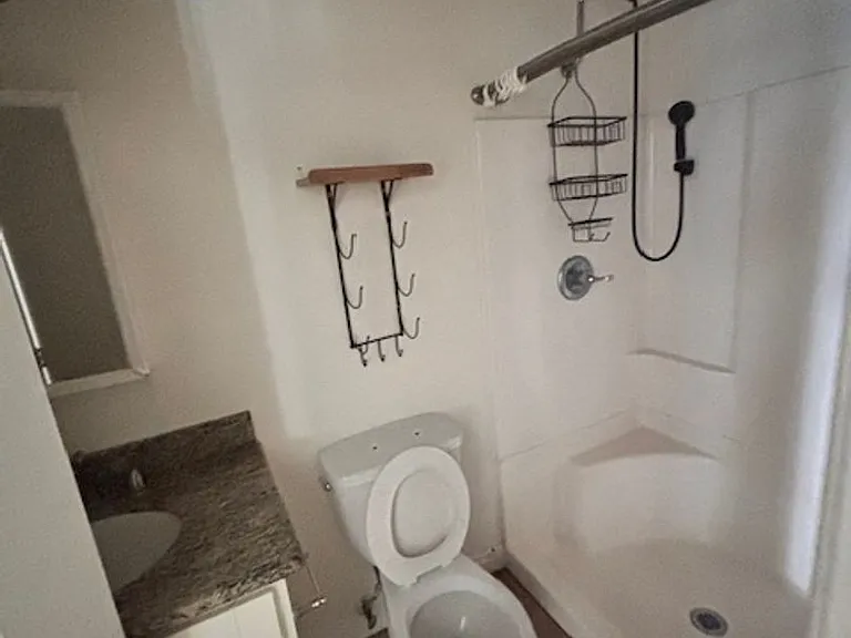 3 Bedroom 2 bathroom unit available, Larchmont area — Photo 9