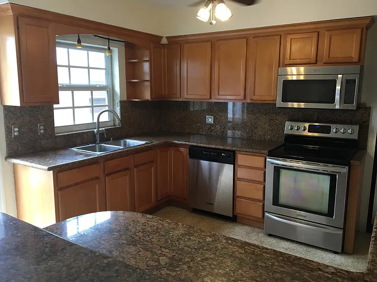 910 W 47th St — Photo 2