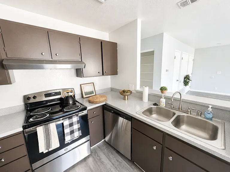 Creekside Apartments — Photo 5