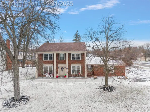 4250 Greenstown Dr, West Bloomfield, MI 48323