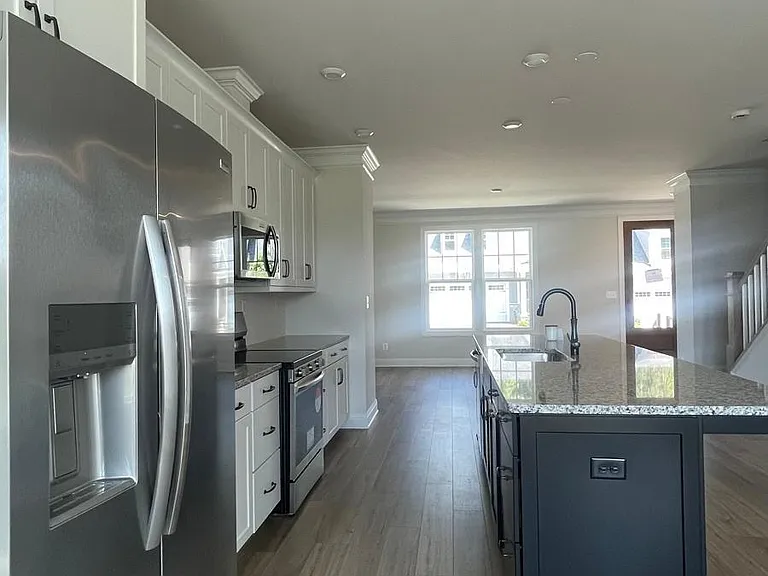 4006 Varick St — Photo 7