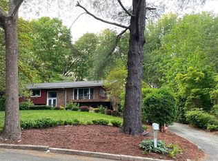 13 Red Maple Ln, Dix Hills, NY 11746