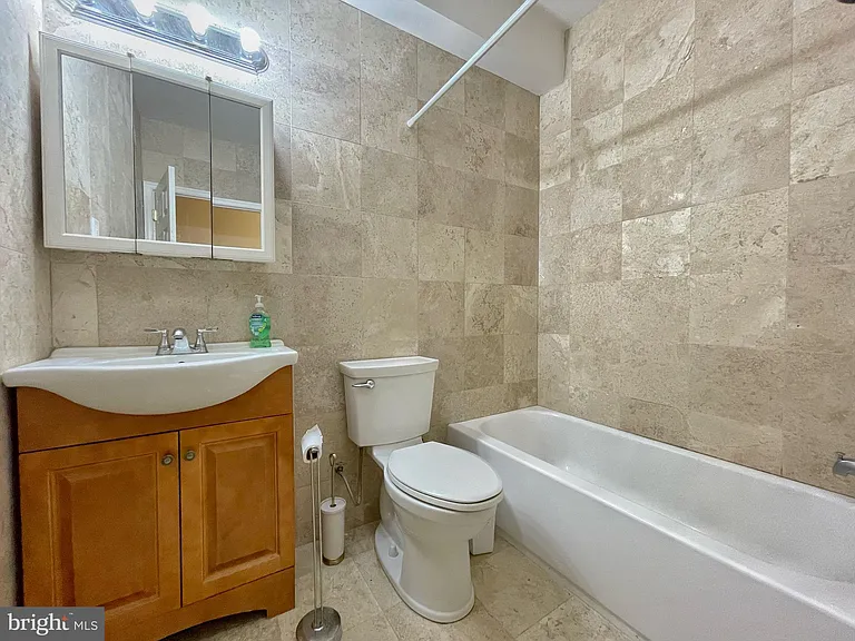 1131 Green St #1 — Photo 9