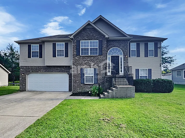 733 Clear Cir — Photo 1