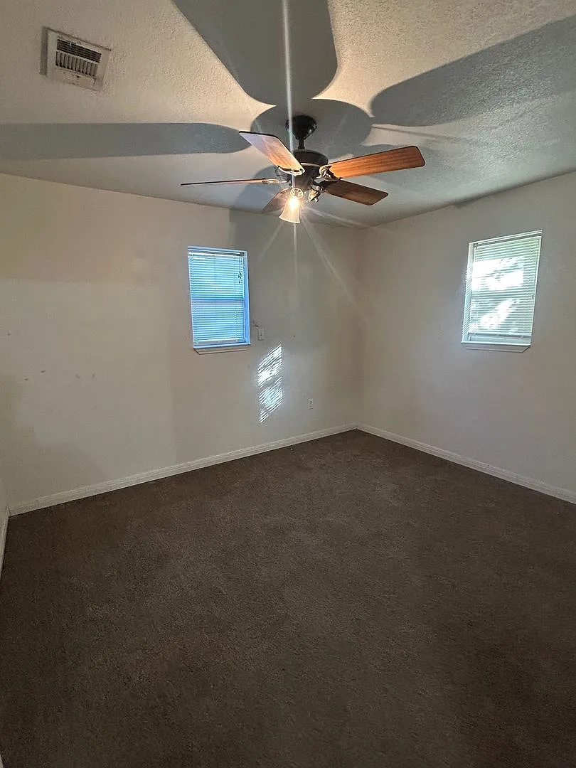 Perfect Elm Mott Duplex — Photo 3